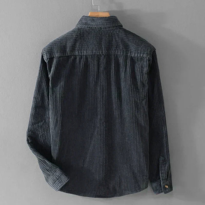 Dos d'une chemise homme en velours côtelé, coupe droite et coutures soignées. Confort et mode masculine.