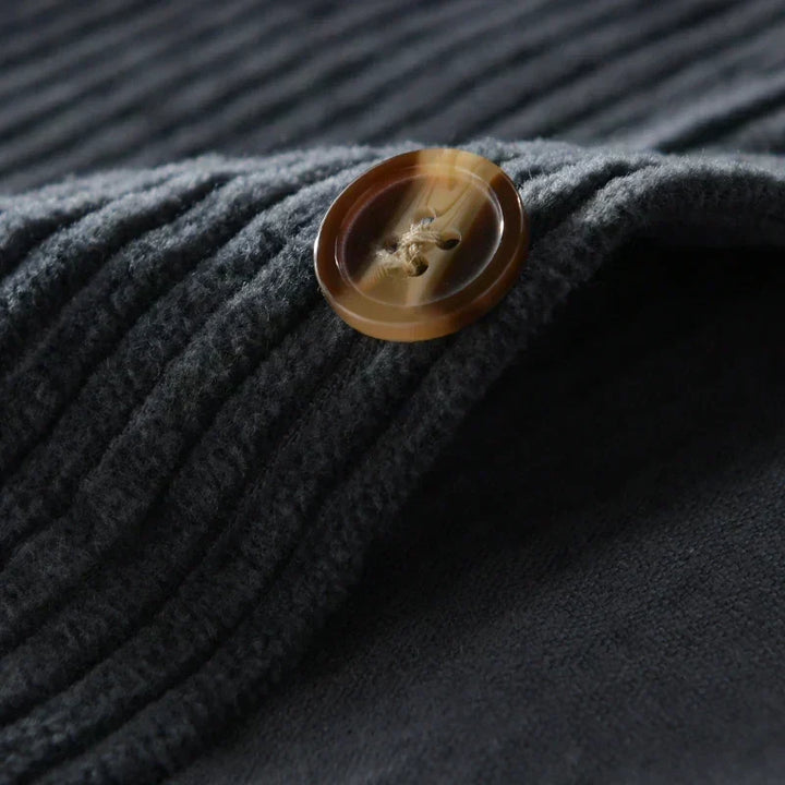 Chemise homme en velours côtelé marron clair, posée à plat, boutons bois. Confortable, look casual moderne.