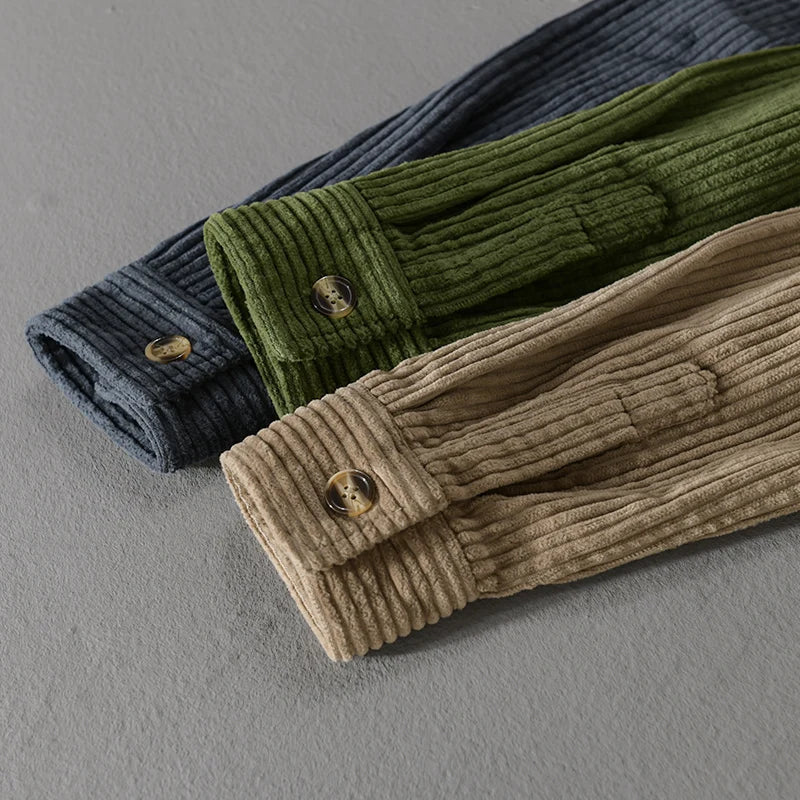 Chemise décontractée homme velours côtelé avec poches poitrine et boutons bois. Un essentiel mode masculine.
