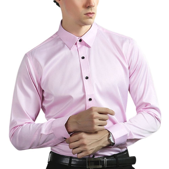 Chemise habillée homme de qualité, manches longues, offrant une tenue formelle chic et confortable pour toutes occasions.