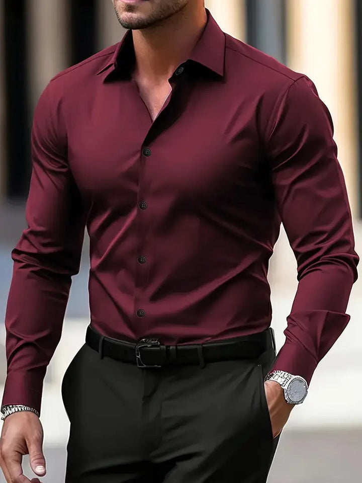 Élégante chemise homme slim fit moderne, idéale pour look professionnel ou festif. Col classique, uni.