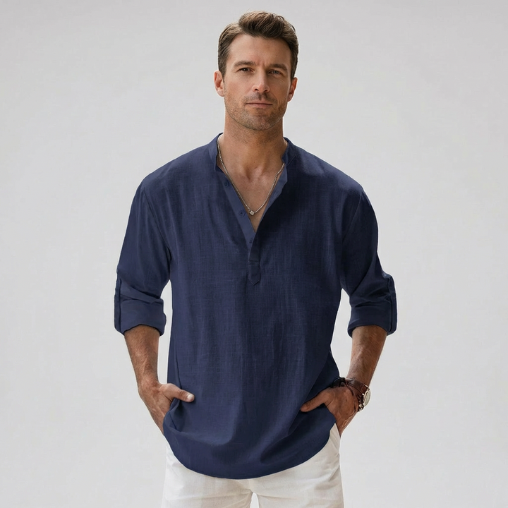 Chemise homme Henley, col boutonné distinctif. Décontractée et élégante, parfaite pour l'été, mode masculine.