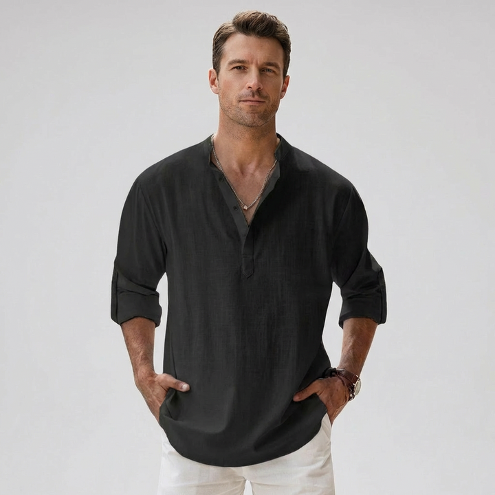 Chemise Henley homme élégante à col boutonné, manches courtes. Vêtement décontracté pour un style moderne.