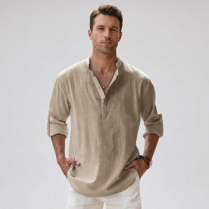 Confort estival avec chemise Henley homme, col boutonné, manches courtes et coupe décontractée.