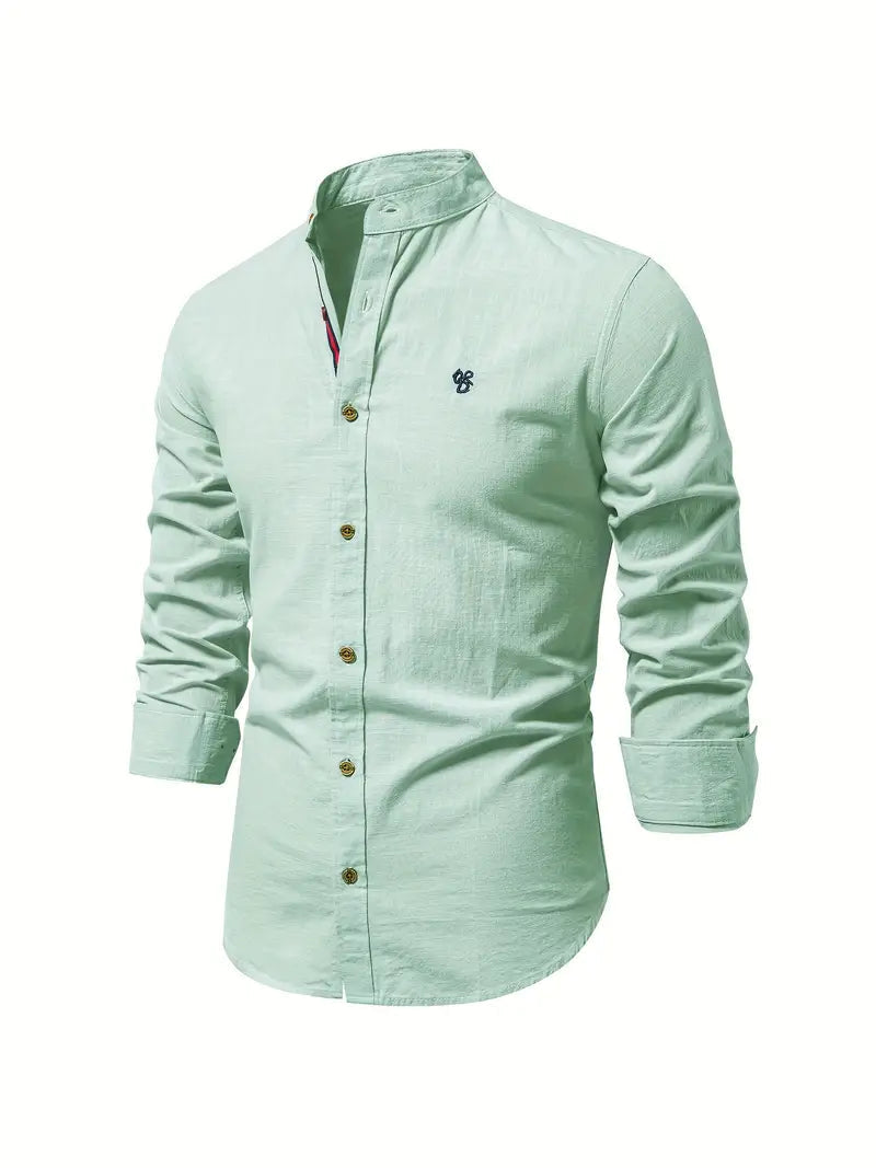Chemise boutonnée homme confortable à col mao, manches longues, parfaite pour la mode masculine durable.