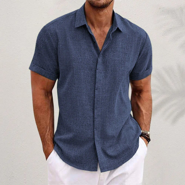 Chemise estivale homme en tissu léger, manches courtes, pour un look décontracté et frais en été.