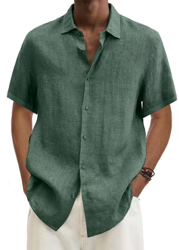 Homme portant une chemise à manches courtes, élégante et décontractée, parfaite pour l'été. Vêtement léger et polyvalent.