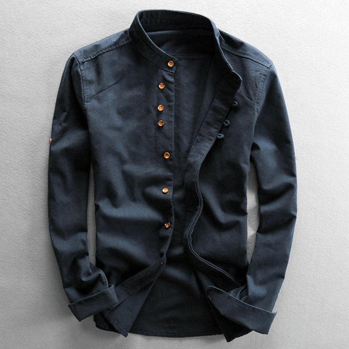Chemise homme avec col mao distinctif, manches longues, alliant confort et style moderne pour la mode masculine.