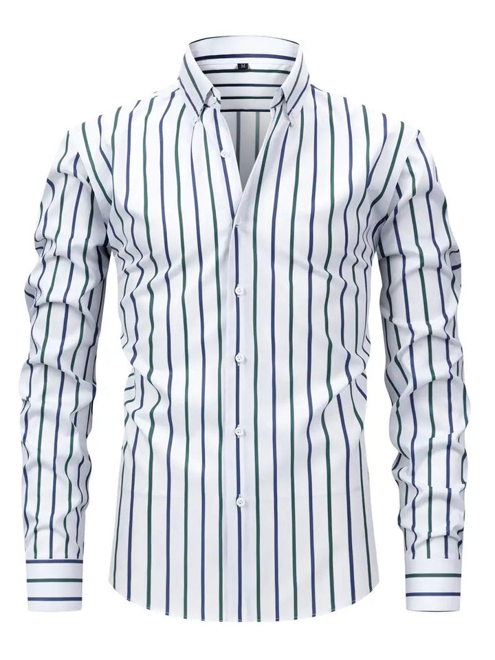 Homme portant une chemise rayée moderne à manches longues, pour une élégance formelle ou un style décontracté.