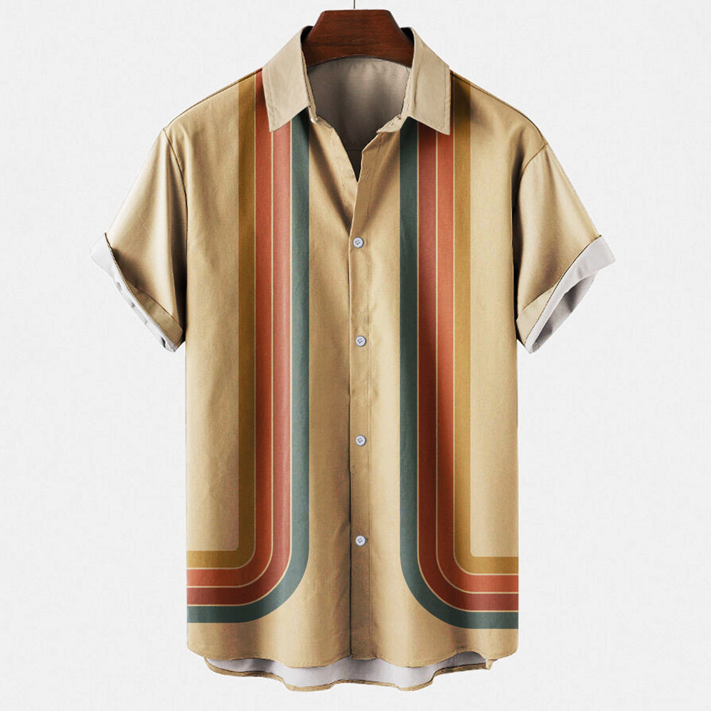 Chemise homme coupe droite, ambiance rétro-chic, s'adapte à diverses occasions, du décontracté à l'élégant.