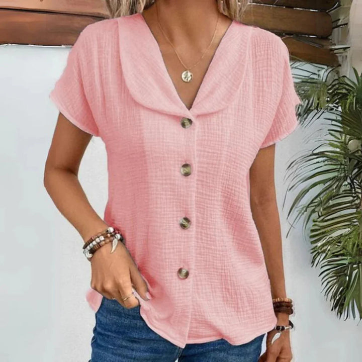 Blouse femme polyvalente à manches courtes, idéale pour un look décontracté-chic et confortable en été.