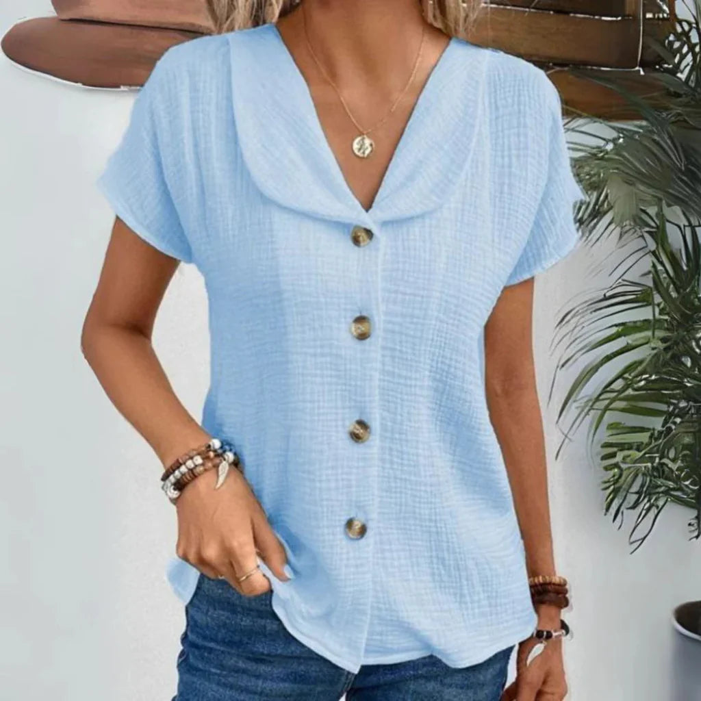 Élégant chemisier femme à col boutonné et manches courtes, alliant confort et style pour toute occasion.