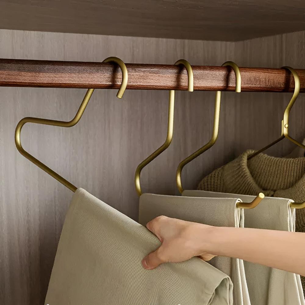 Lot de 5 cintres métalliques élégants, conçus pour maximiser l'espace dans le dressing et maintenir les vêtements impeccables.