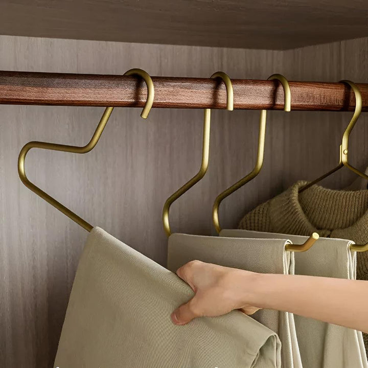 Lot de 5 cintres métalliques élégants, conçus pour maximiser l'espace dans le dressing et maintenir les vêtements impeccables.