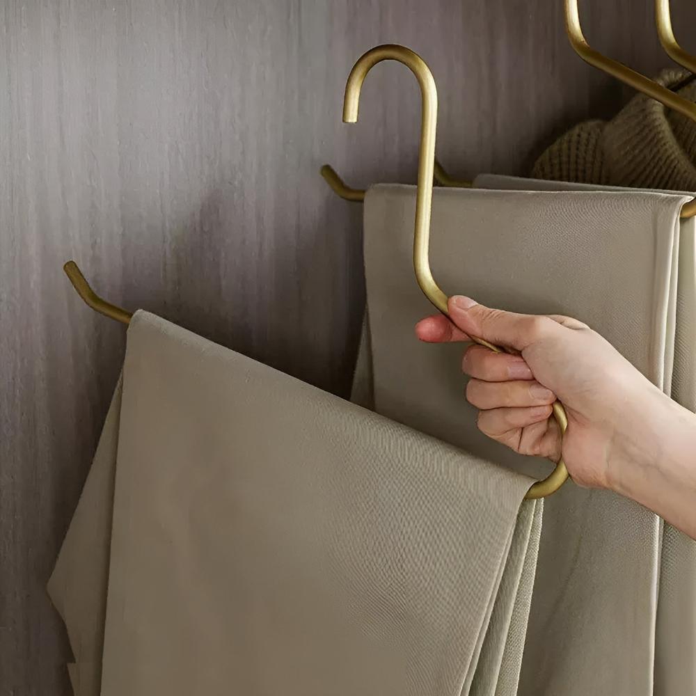 Cintres en métal design, ultra-fins, solution idéale pour un dressing organisé et épuré, gain de place assuré.