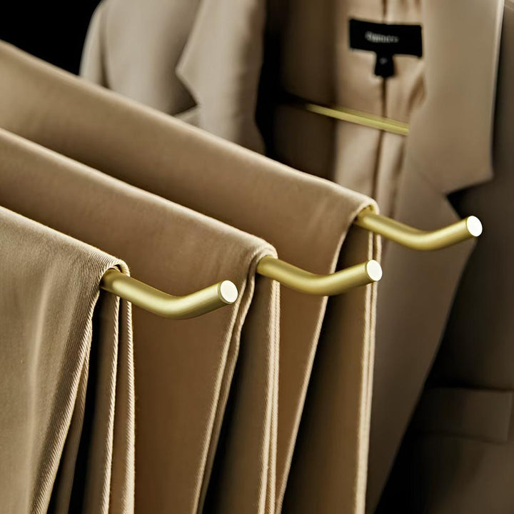 Détail de cintres en métal argenté brillant, parfaits pour suspendre jupes, pantalons et chemises sans les déformer.