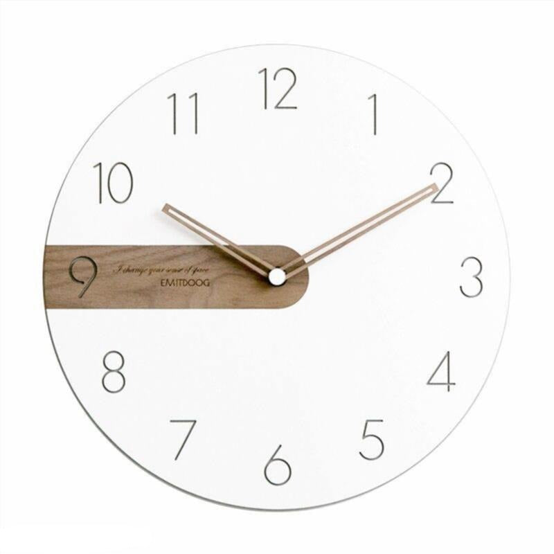 Horloge murale ronde minimaliste scandinave. Cadran blanc épuré, détails en bois. Idéale pour salon, bureau.