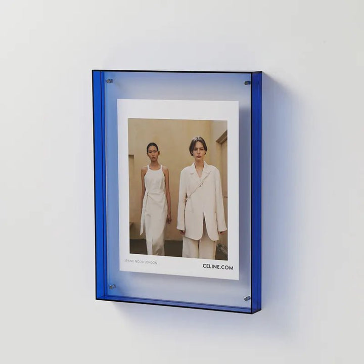 Cadre photo transparent bleu design, idéal pour affichage photo. Élégante décoration maison transparente.