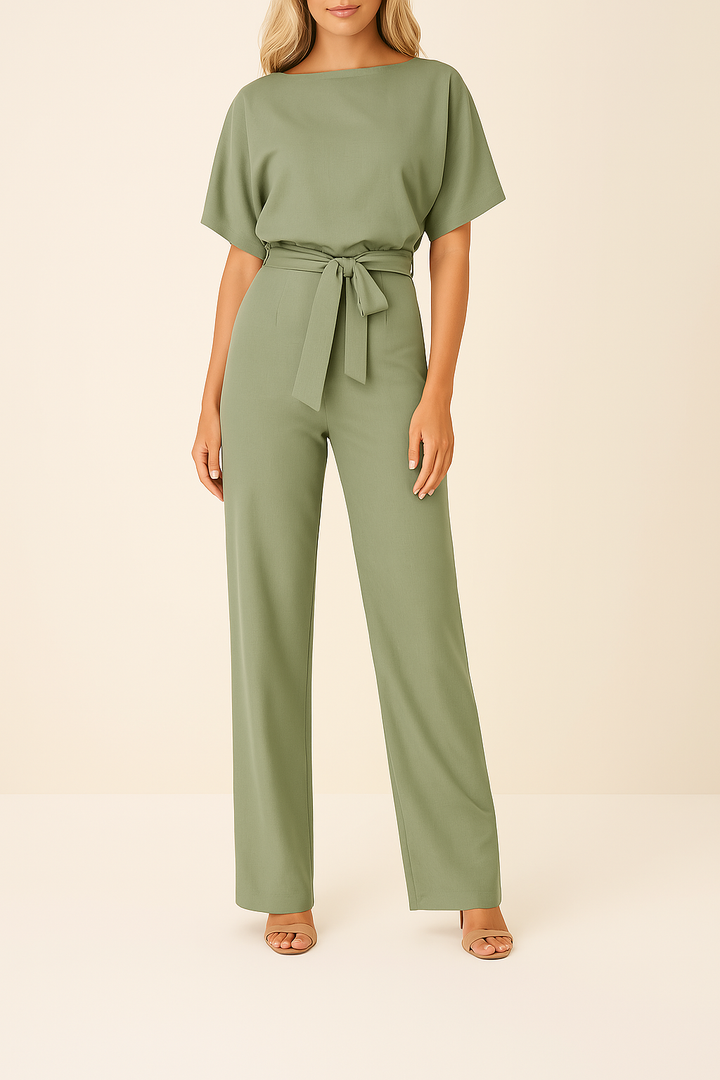 Combinaison pantalon femme élégante ceinturée à jambes larges, parfaite pour une allure chic et moderne.