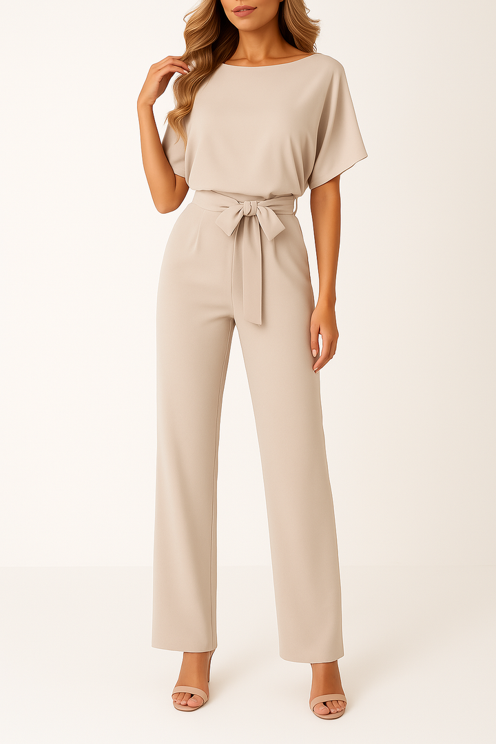 Combinaison mono-pièce femme chic, ceinturée et aux jambes larges, un incontournable de la mode féminine.