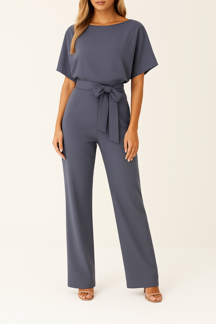 Tenue de bureau élégante: combinaison pantalon femme à jambes larges avec une ceinture raffinée et fluide.