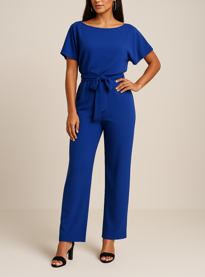 Mode féminine: combinaison pantalon noir ceinturée à jambes larges, chic et versatile pour diverses occasions.