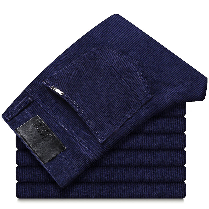 Silhouette en pantalon slim fit homme, moderne, élégant, confortable. Une pièce essentielle.