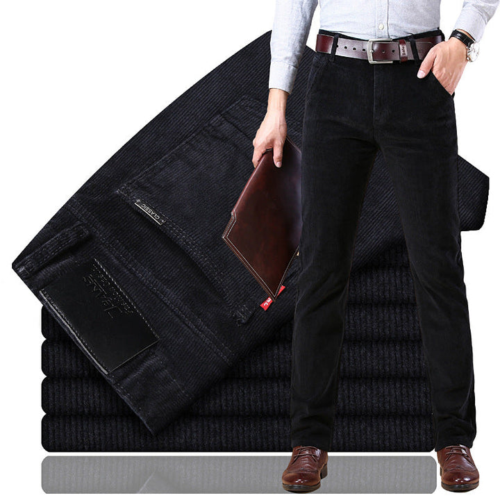 Modèle portant un pantalon slim fit homme, élégant et confortable, pour un style moderne.