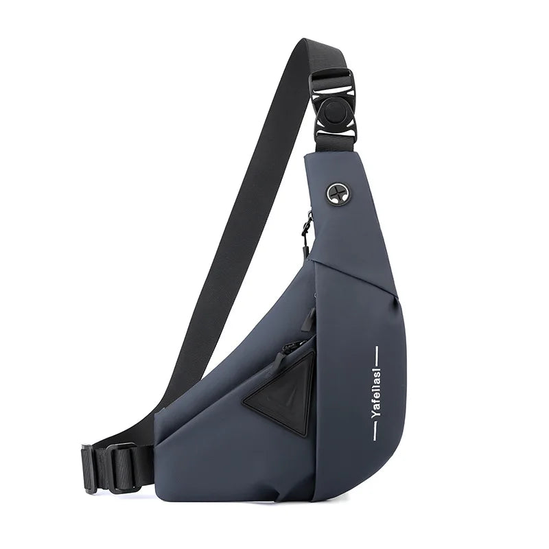 Sac bandoulière homme de profil, forme compacte, léger et facile à porter.