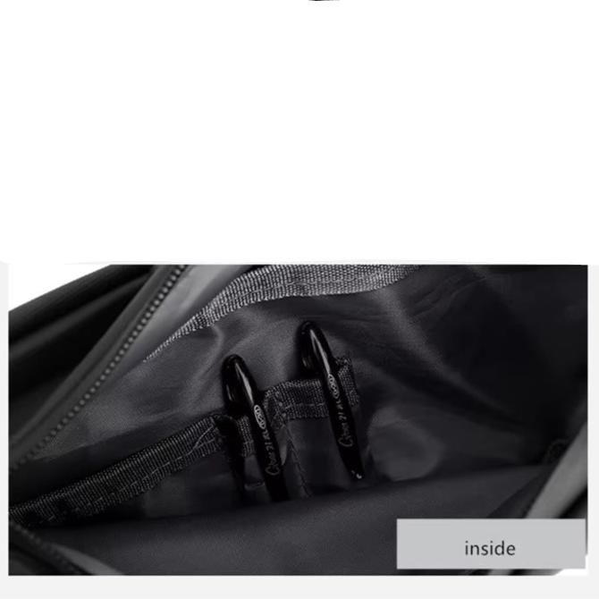 Vue frontale d'un sac crossbody homme, design épuré, léger et fonctionnel.