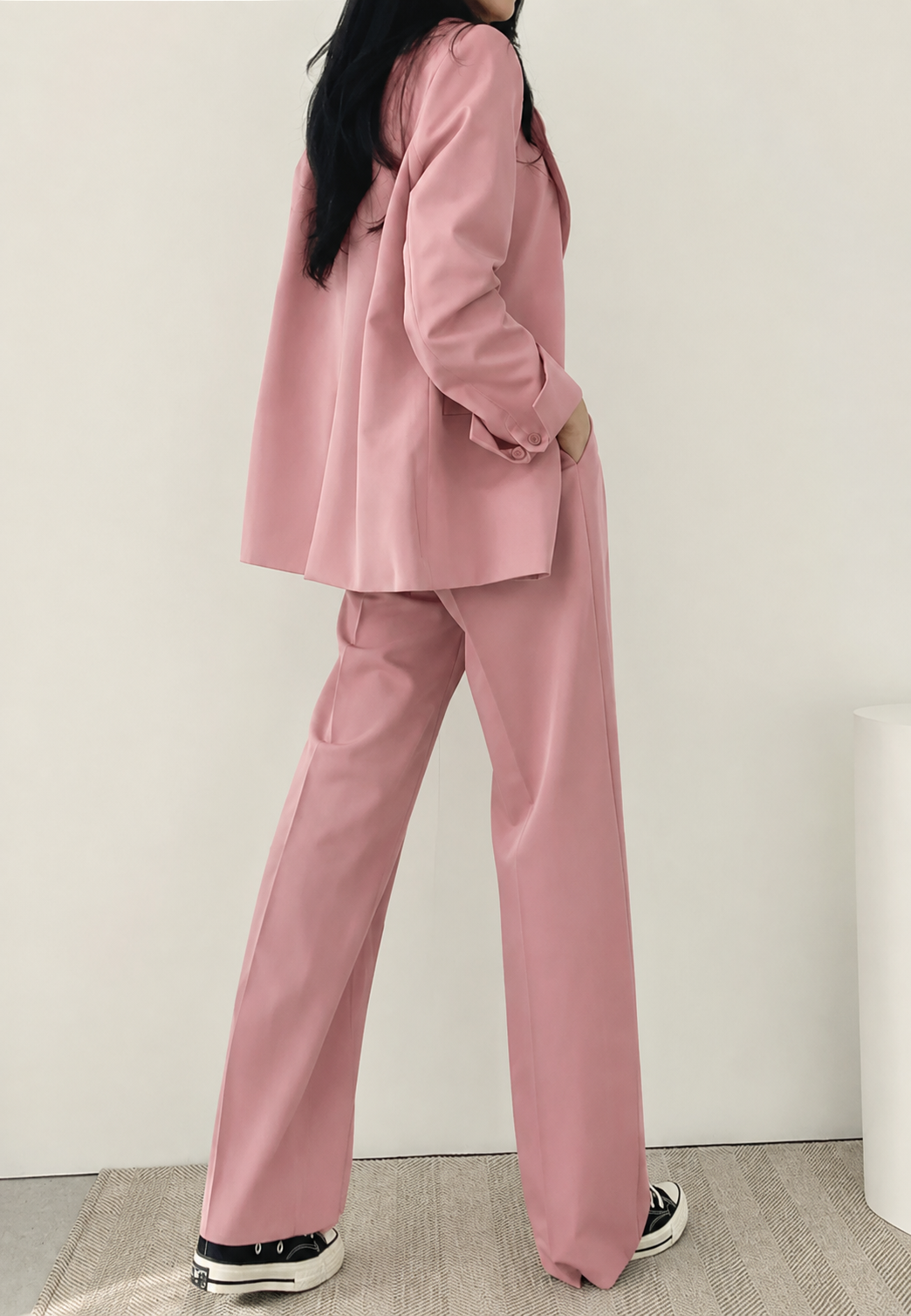 Blazer femme élégant et pantalon droit assorti. Ensemble deux pièces polyvalent pour mode féminine.