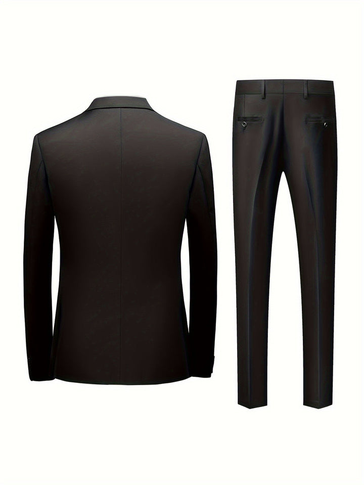 Homme portant un costume slim fit moderne, deux pièces, look formel chic et élégant.