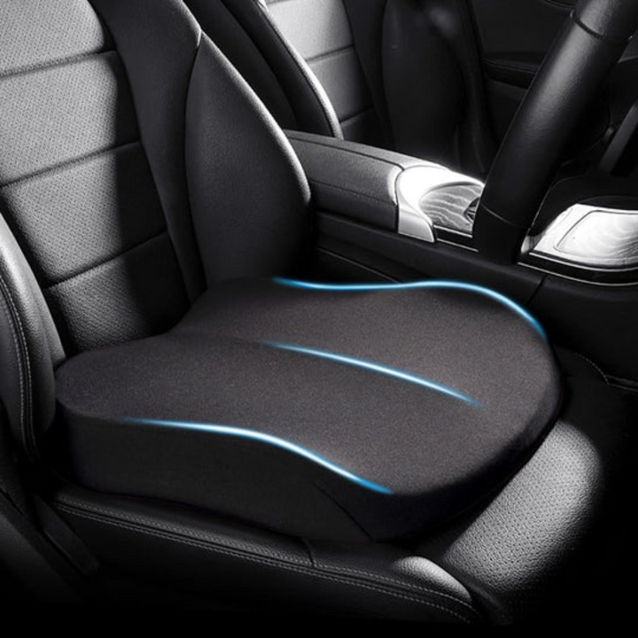 Coussin de siège auto ergonomique en mousse à mémoire de forme pour un confort optimal et soutien lombaire en voiture.