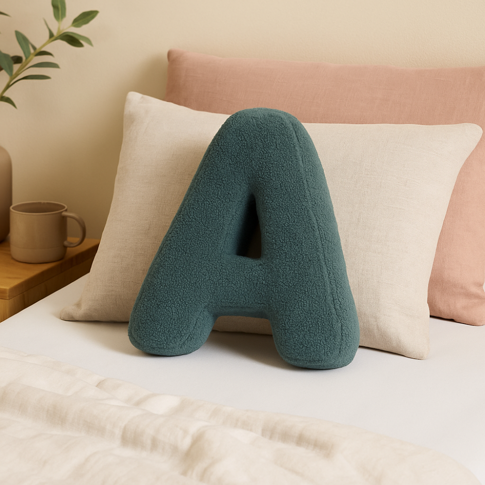 Coussin décoratif lettre A personnalisé en coton doux, idéal pour canapé ou lit enfant.