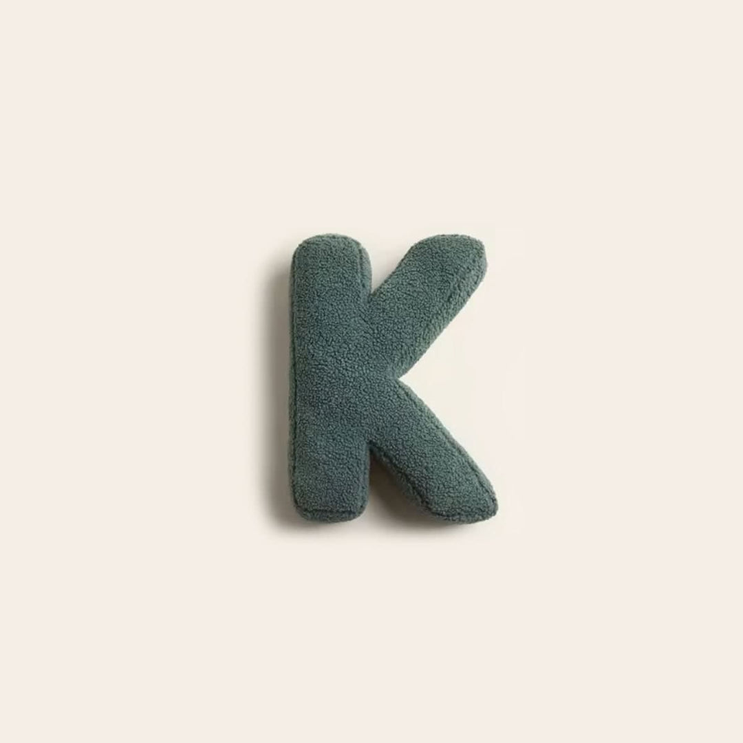 Coussin alphabet K, pour une décoration de canapé ou lit personnalisée.