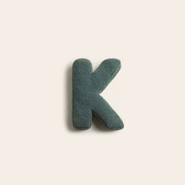 Coussin alphabet K, pour une décoration de canapé ou lit personnalisée.