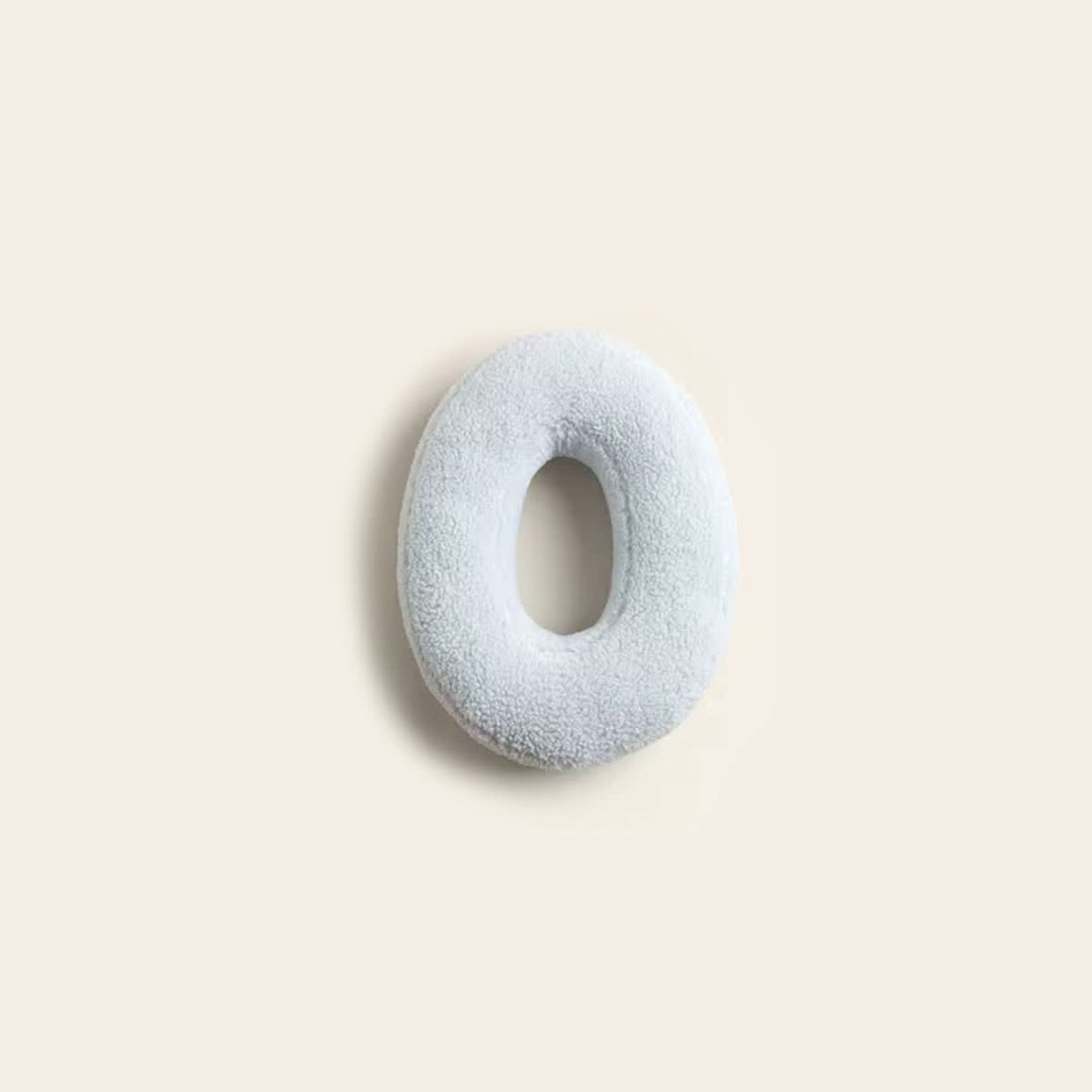 Coussin décoratif O, choisissez votre lettre, pour une décoration maison personnalisée.