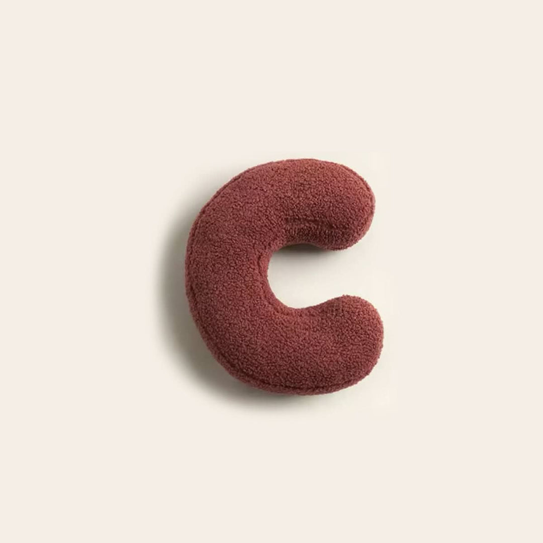 Coussin lettre C personnalisé pour lit ou canapé, coton doux, style unique.
