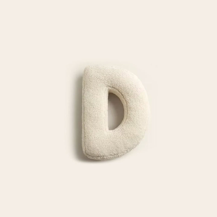 Coussin décoratif avec initiale D, parfait pour chambre enfant ou salon moderne.