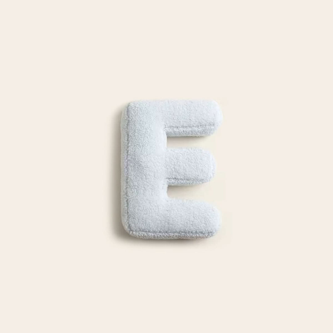 Coussin alphabet E en coton, idée cadeau unique pour anniversaire ou naissance.