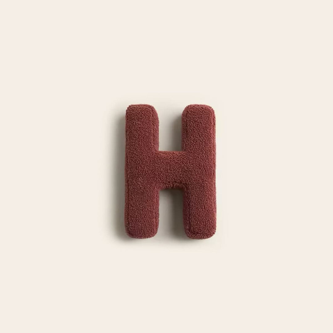 Coussin initiale H en coton, cadeau original pour enfant ou déco salon.