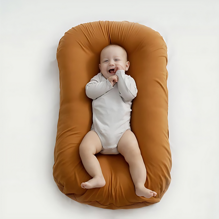 Textile doux et respirant du coussin orthopédique bébé, idéal pour le confort du nourrisson.