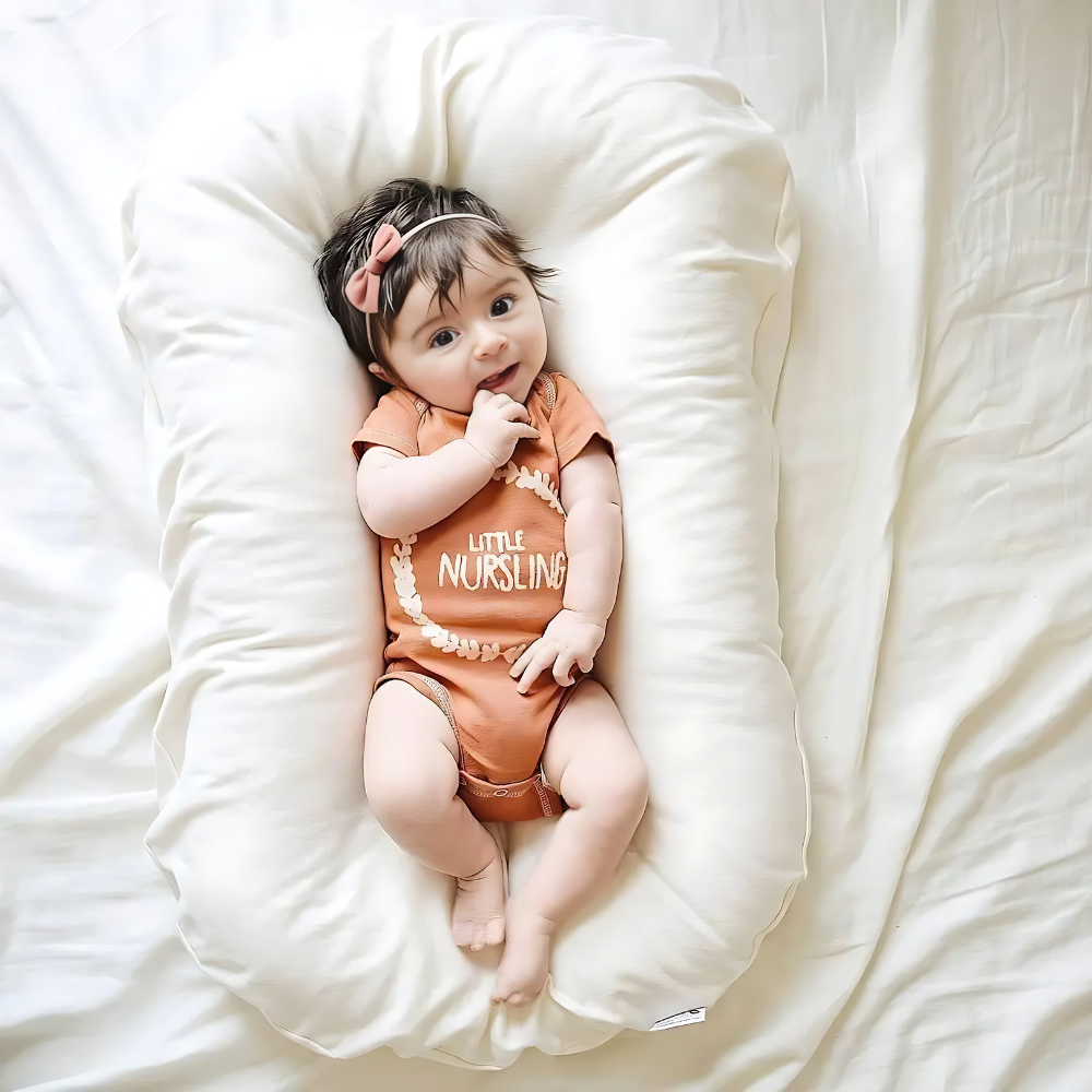 Forme ergonomique du coussin bébé orthopédique, conçue pour prévenir la tête plate du nouveau-né.