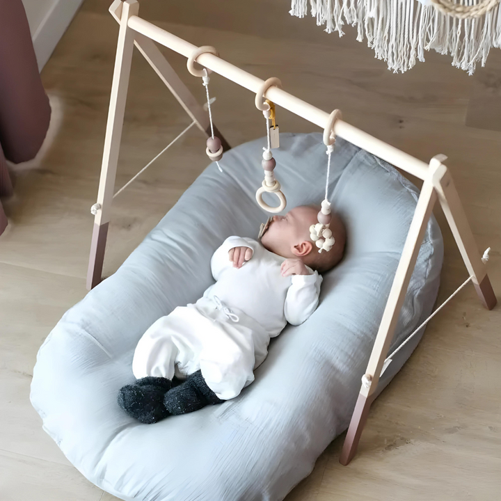 Accessoire bébé compact : coussin orthopédique nourrisson, parfait pour le voyage et le confort.