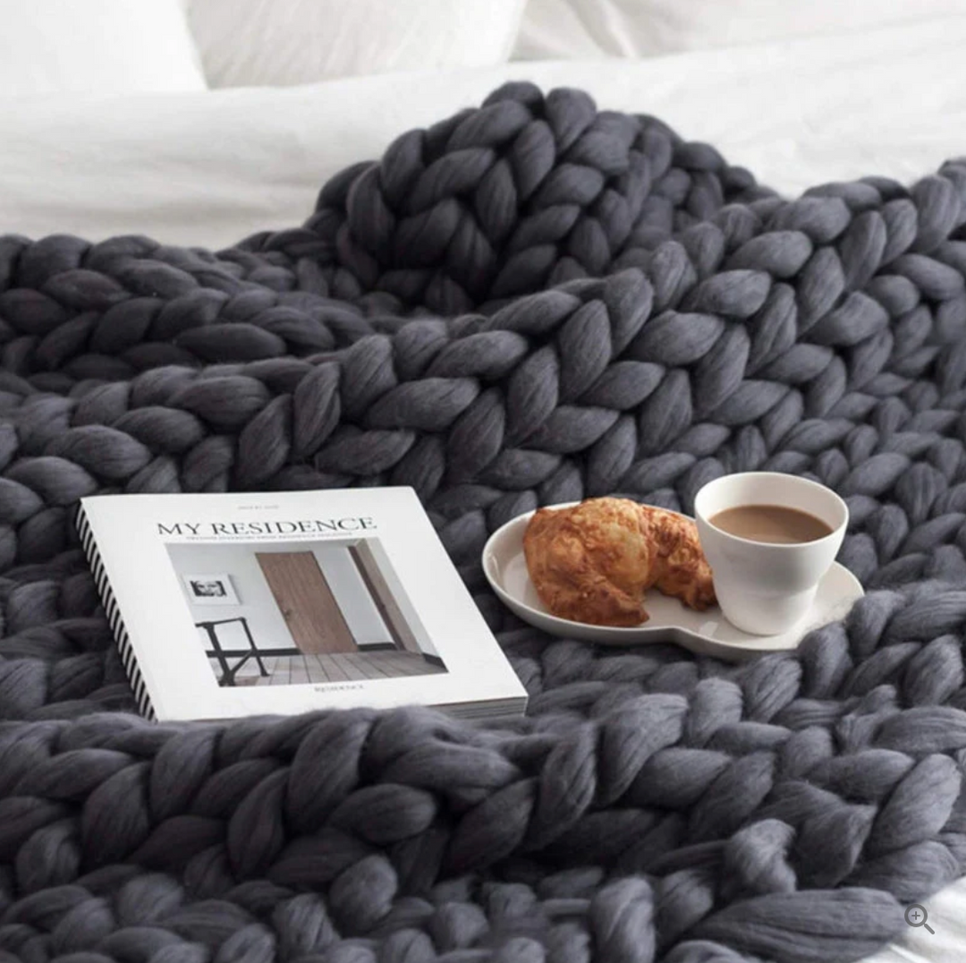 Plaid en laine mérinos naturelle, tricoté épais pour une douceur et chaleur luxueuses. Parfait pour le salon ou chambre.