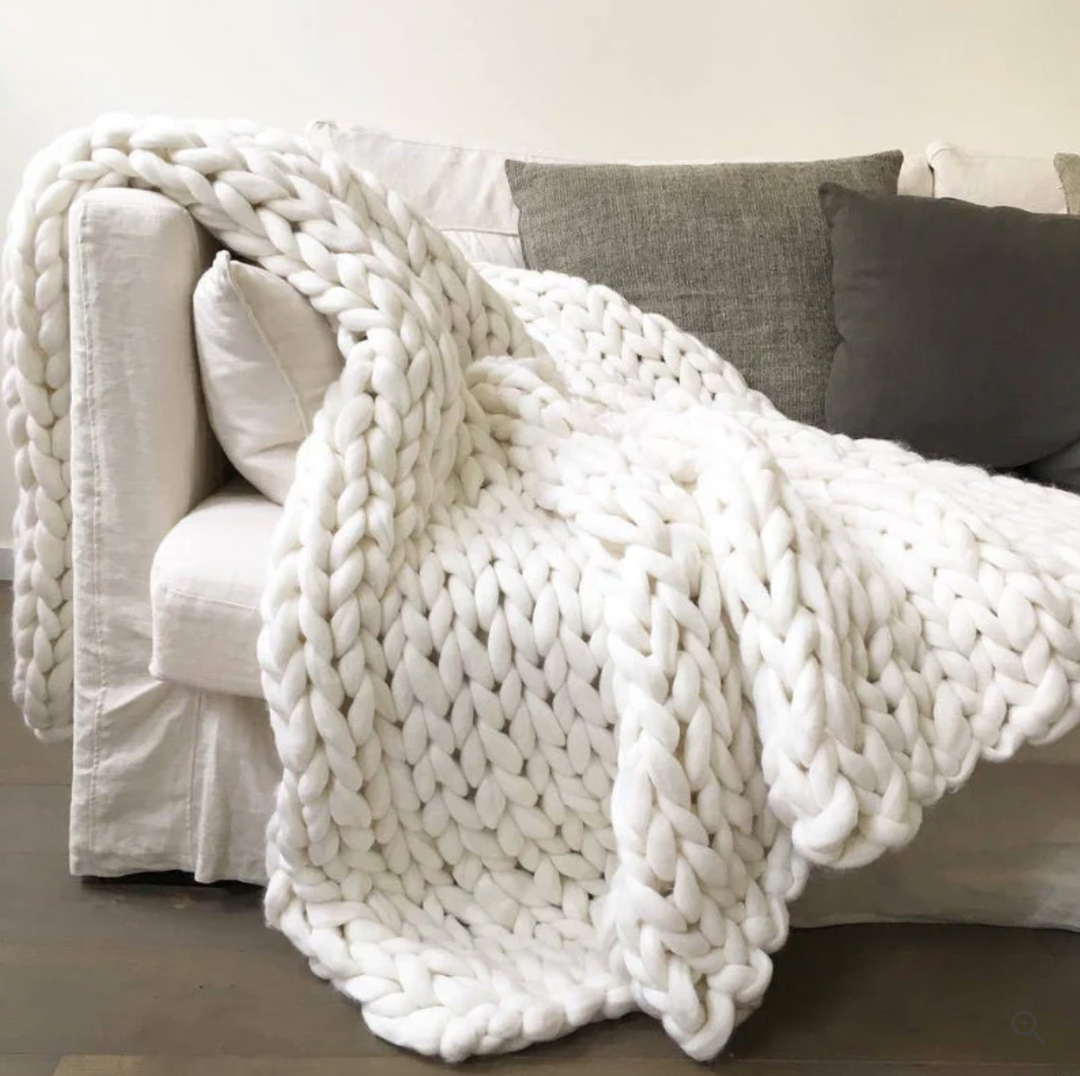 Couverture en laine mérinos tricotée main, un cadeau de luxe. Douceur et chaleur exceptionnelles pour un confort cosy.