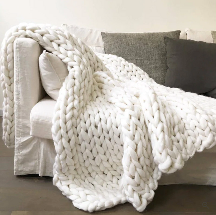 Couverture en laine mérinos tricotée main, un cadeau de luxe. Douceur et chaleur exceptionnelles pour un confort cosy.