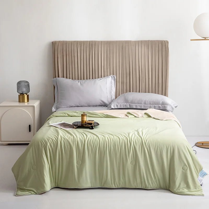 Couverture rafraîchissante double face régulant la température pour un sommeil optimal.