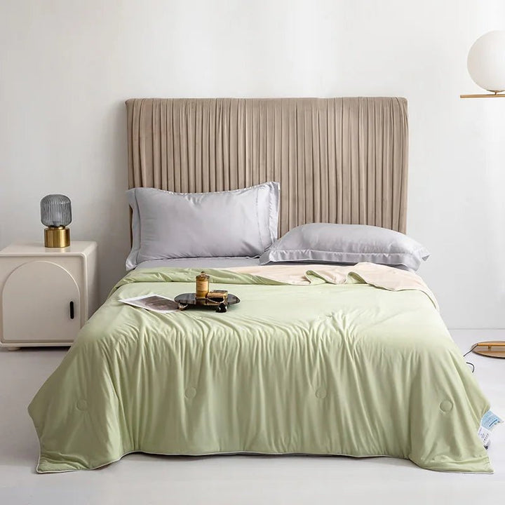 Couverture rafraîchissante double face régulant la température pour un sommeil optimal.