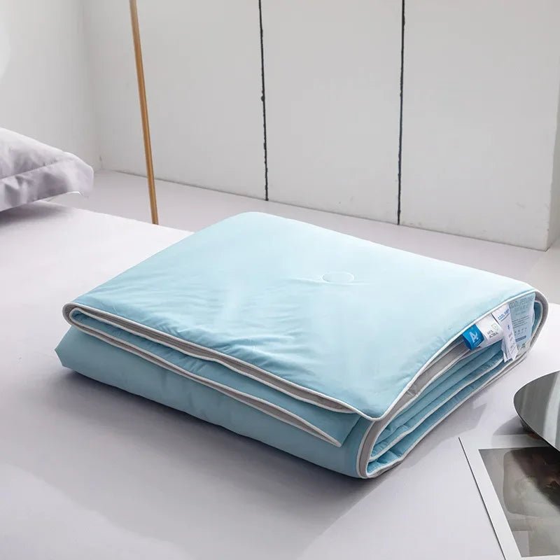Couverture légère et double face, offrant un confort rafraîchissant pour les nuits d'été.